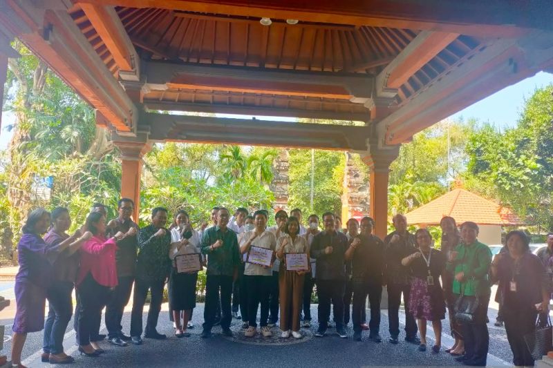 Wali Kota Denpasar, Bali, I Gusti Ngurah Jaya Negara bersama pihak terkait di Denpasar, Selasa (30/5/2023) saat melepas 13 generasi muda setempat untuk bekerja pada sektor pariwisata di Darwin, Australia